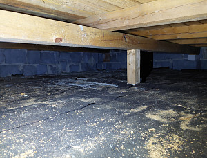 Zateplení domu s pultovou střechou pomocí foukané izolace